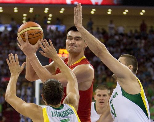 篮球姚明图片,身高臂长，力压群雄  第3张